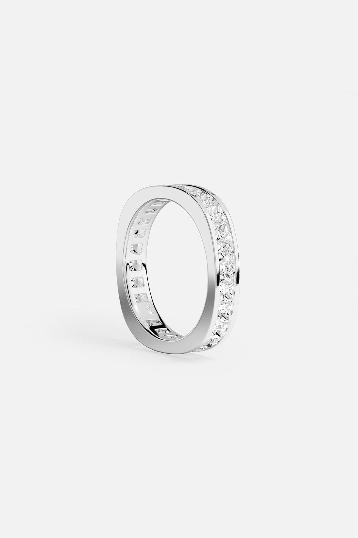 APM Ring in rhodium finish, a luminous line of quiet elegance.