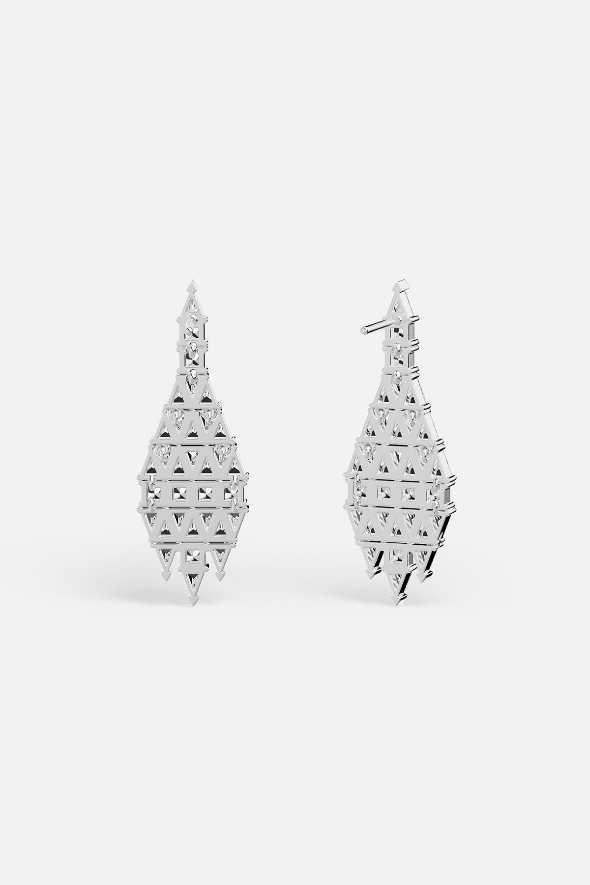 APM Earrings, geometric architecture in rhodium finish, sharp and luminous.