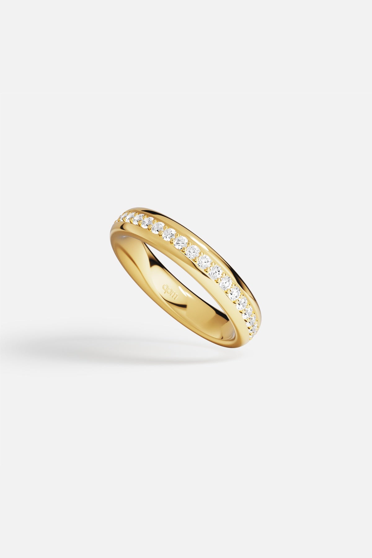 APM Ring in gold color, a luminous line of quiet elegance.