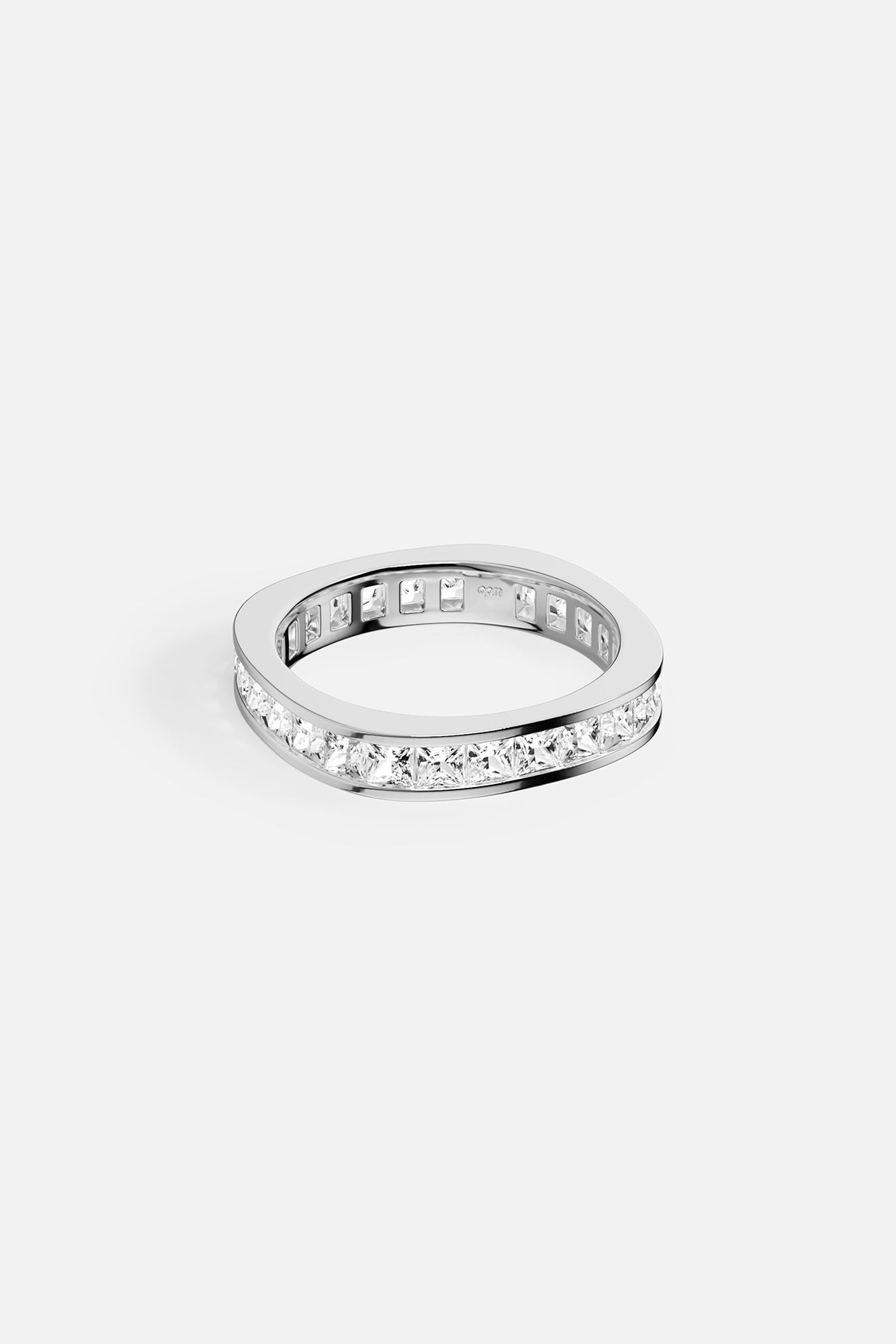 APM Ring in rhodium finish, a luminous line of quiet sophistication.