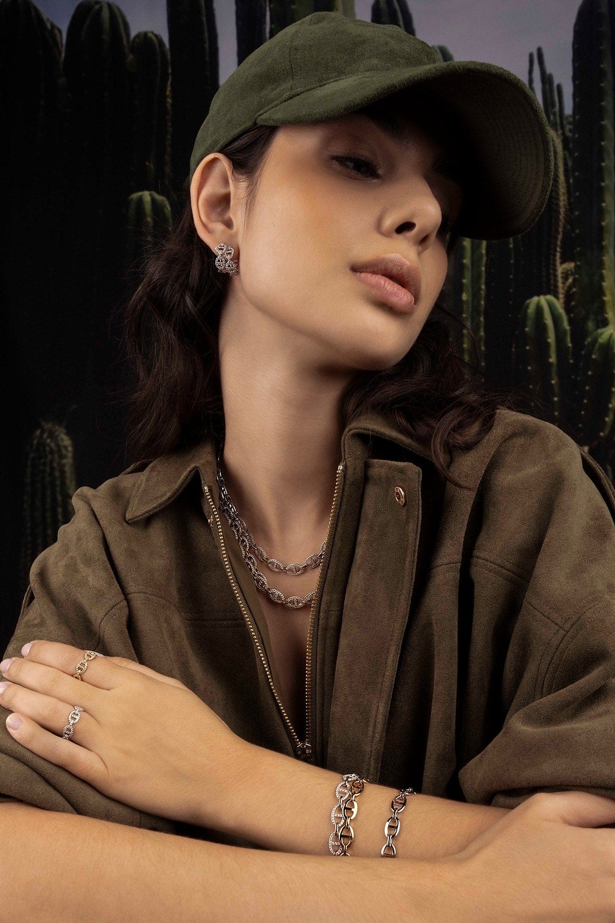 Bracelets APM Monaco maille marine chain bracelet in silver with a linked chain design worn on model