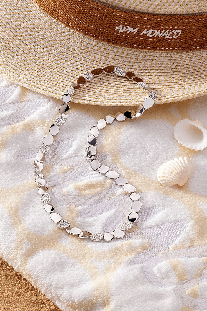 Galet Choker in silver on soft beach