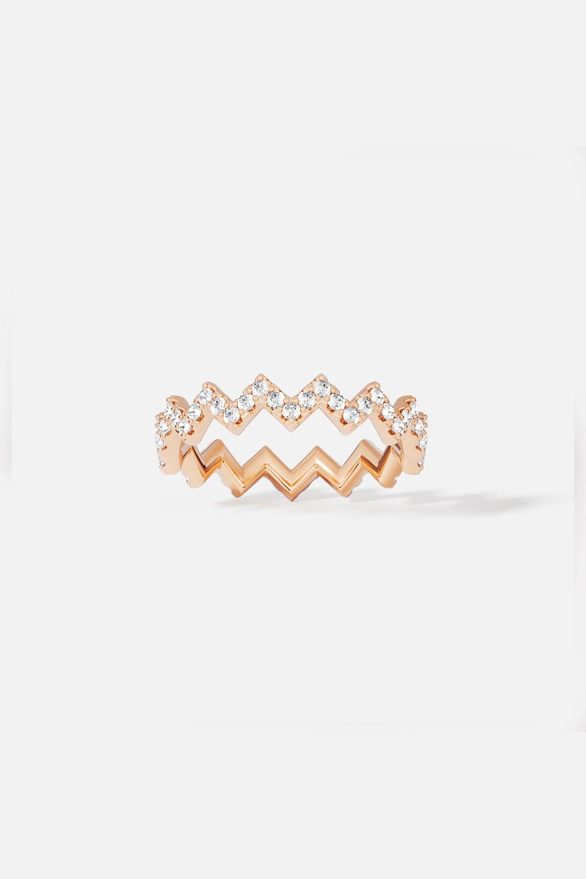 Rings APM Monaco: rose gold ring with a zigzag pavé pattern encrusted with clear stones.