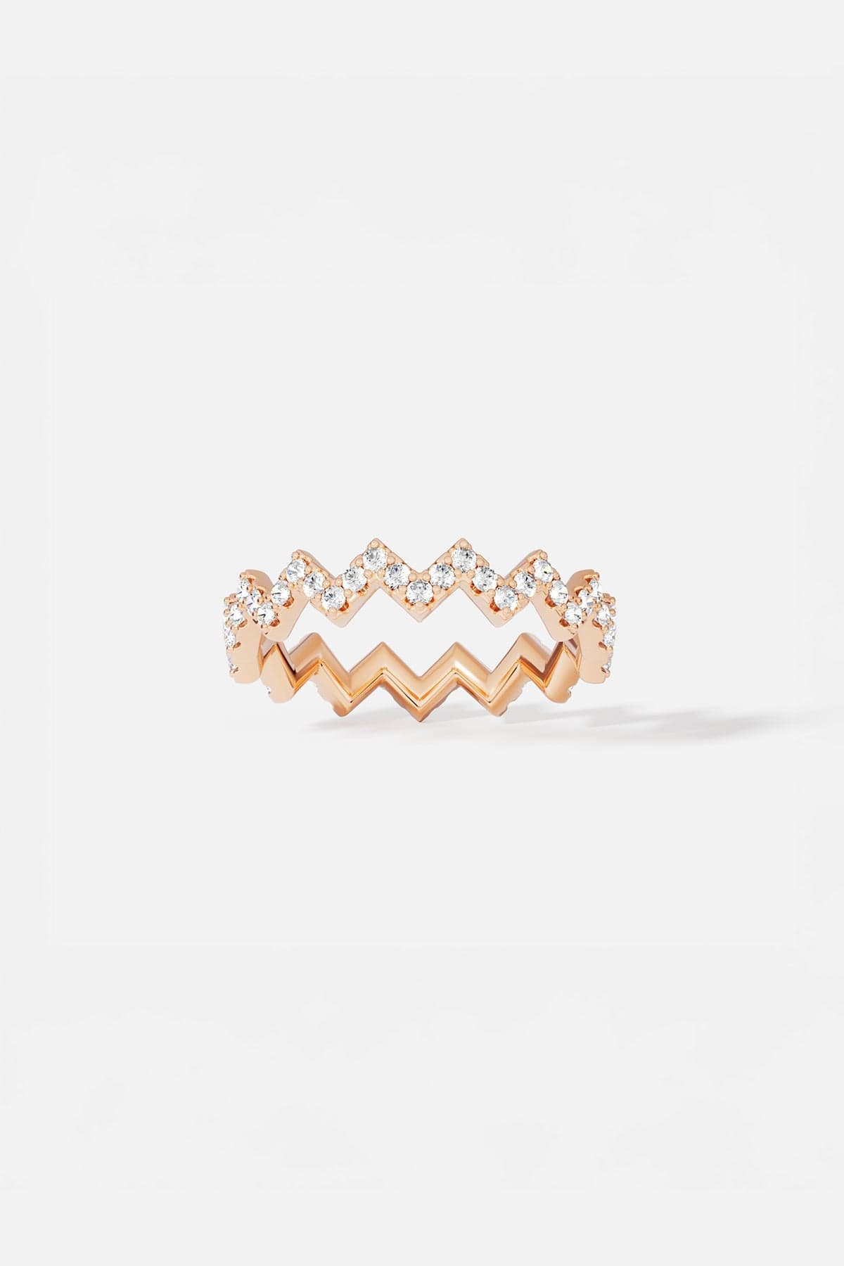 Rings APM Monaco: rose gold ring with a zigzag pavé pattern encrusted with clear stones.