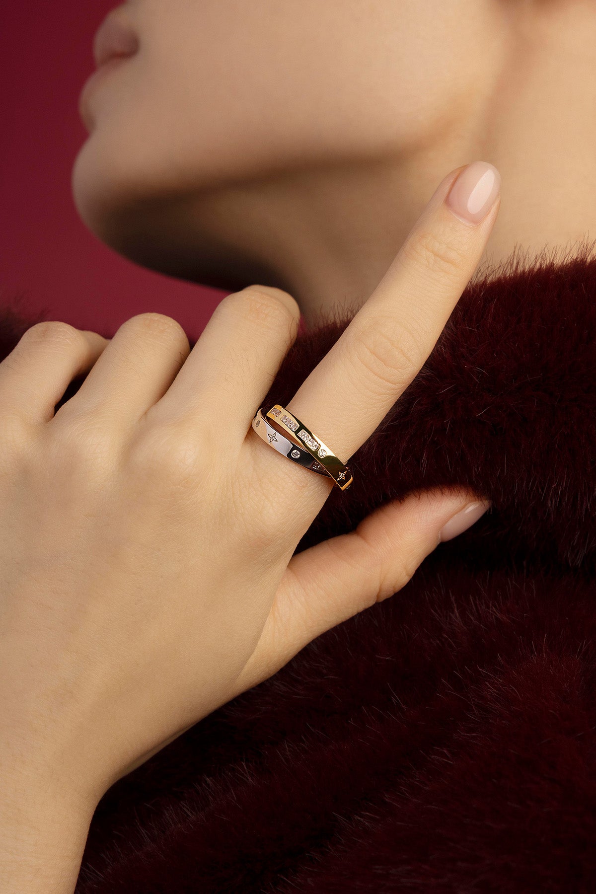 Woman wearing APM ring, two-tone colors intertwined in quiet, contemporary elegance.
