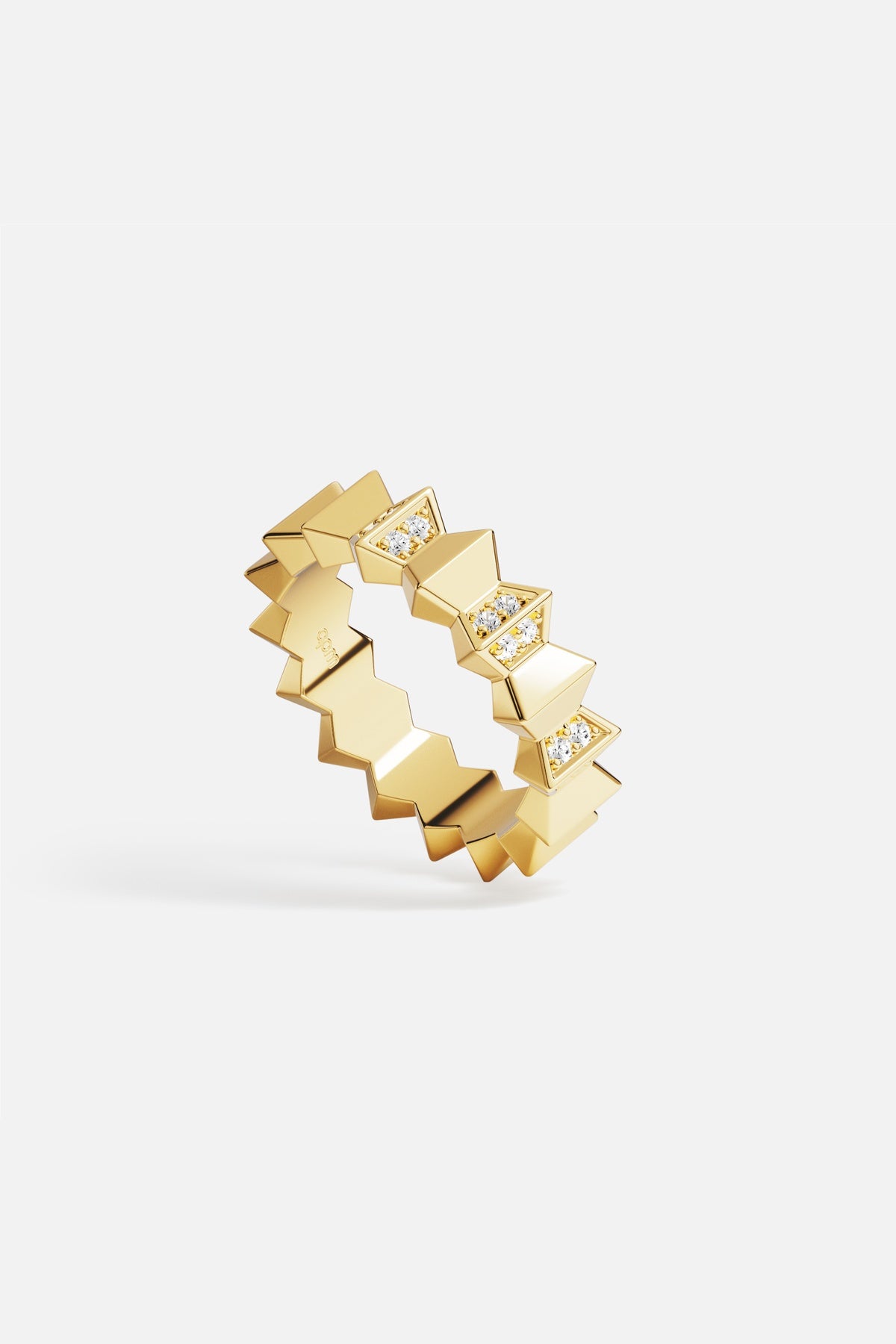 APM Ring in gold color, a bold zigzag rhythm with sparkling accents.