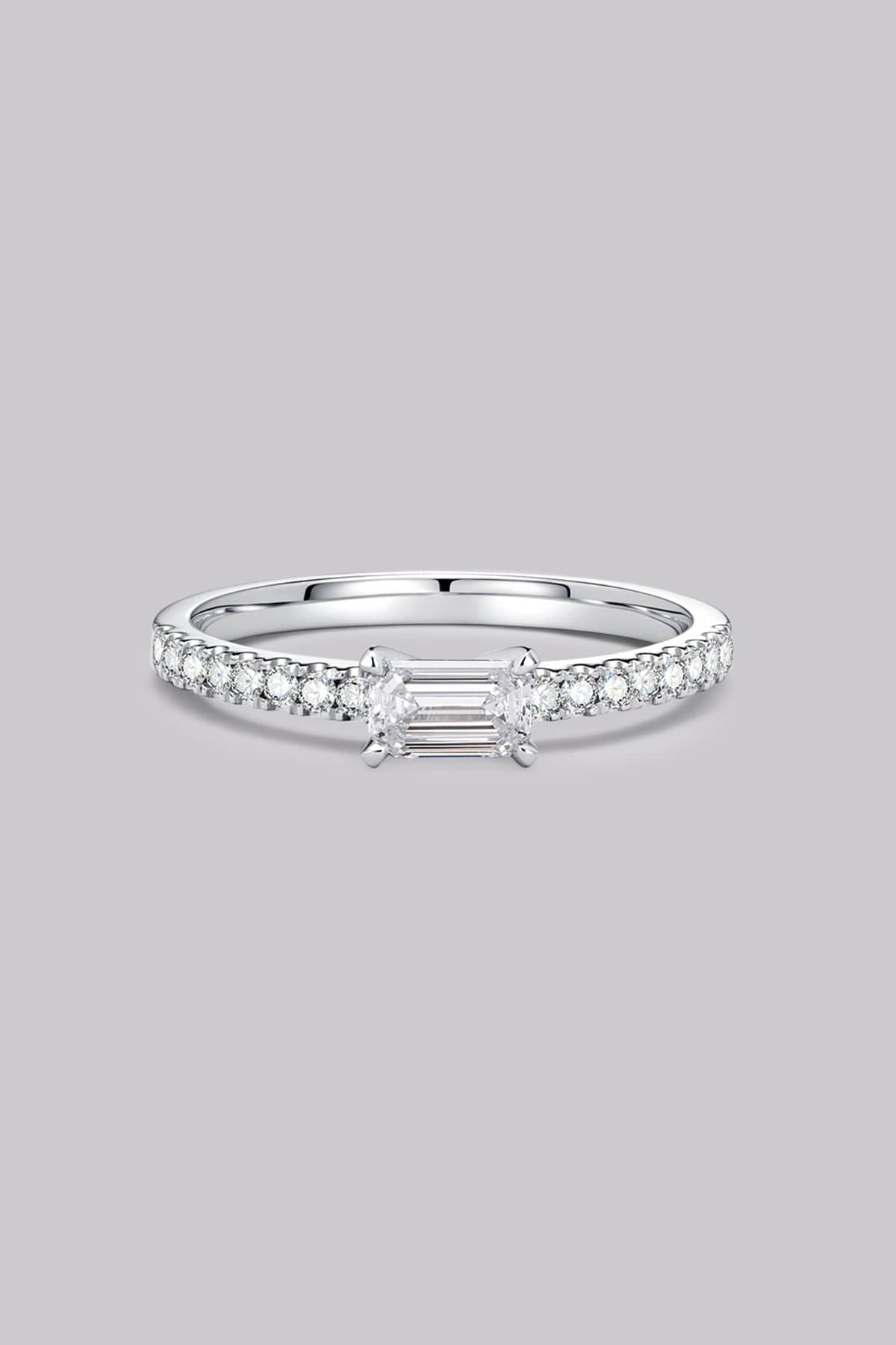 Pavé Emerald Diamond Ring (0.44ct) - APM Monaco