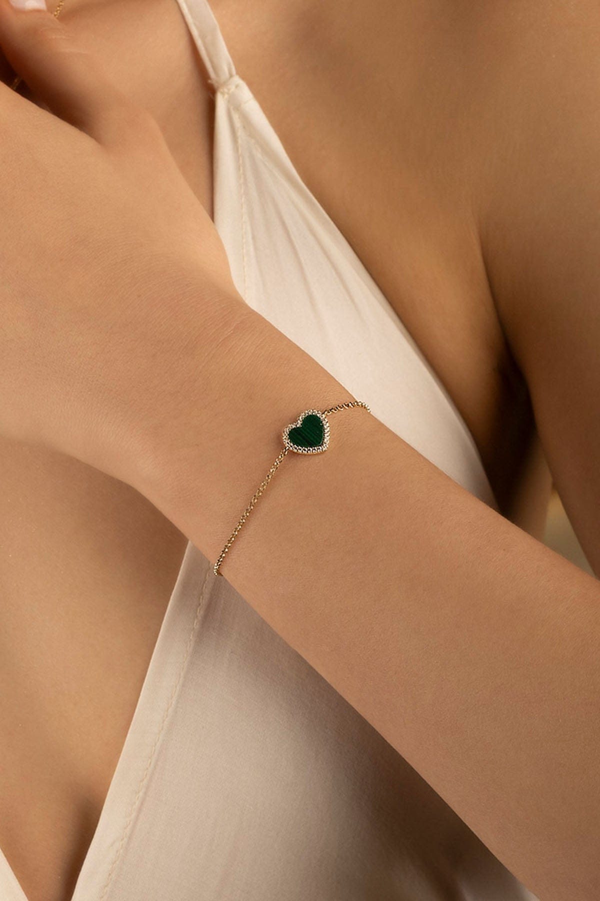 Bracelets APM Monaco malachite heart adjustable bracelet with pavé white stones on a delicate yellow-gold chain.