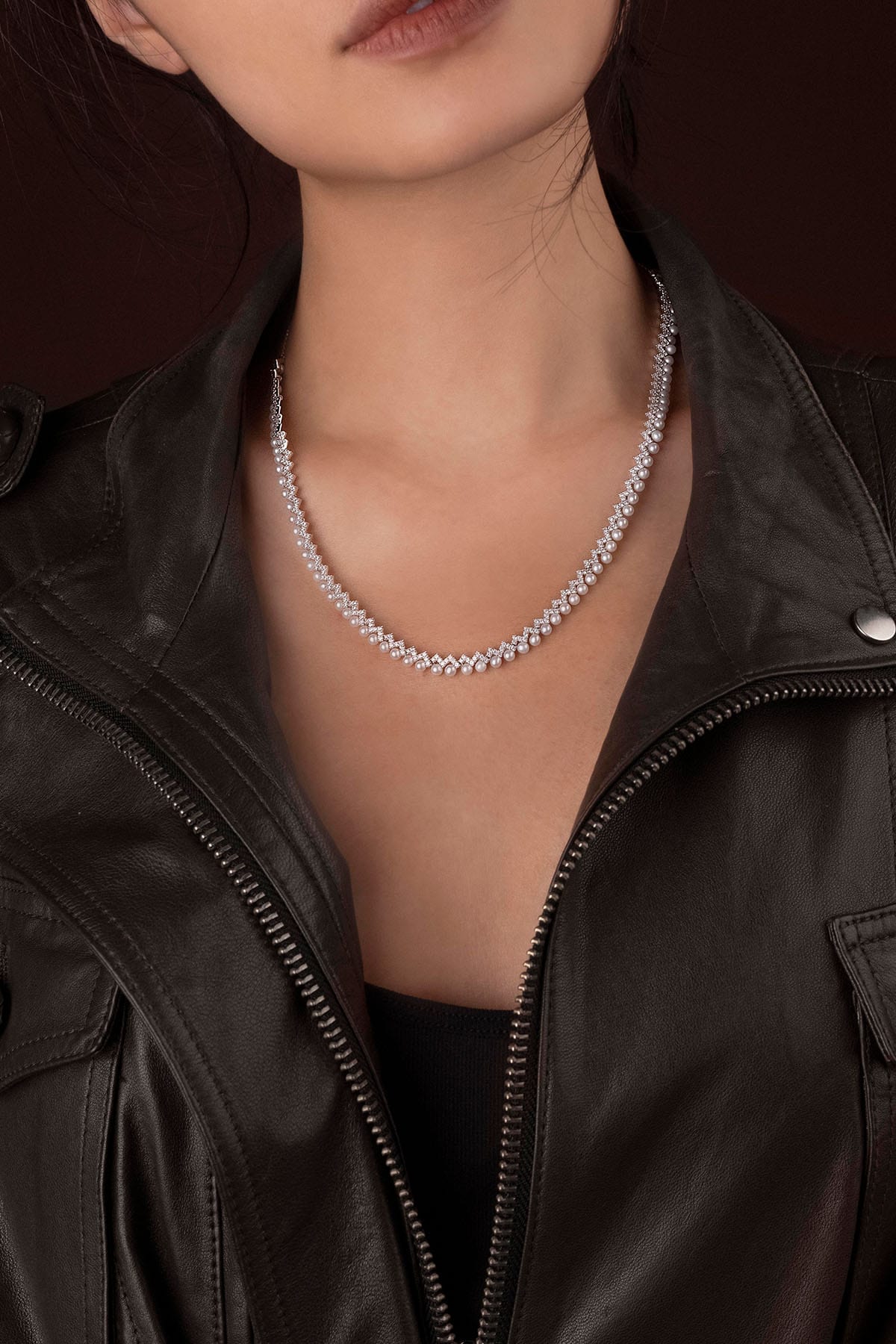 APM Monaco Up and Down Adjustable Necklace with Pearls in Silver