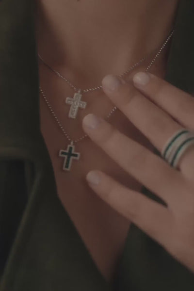 绿色密镶十字架可调节项链| APM Monaco