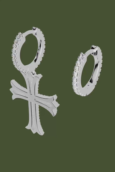 个性十字架不对称圈形耳环| APM Monaco